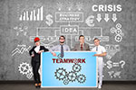 Team präsentiert Teamwork-Plakat